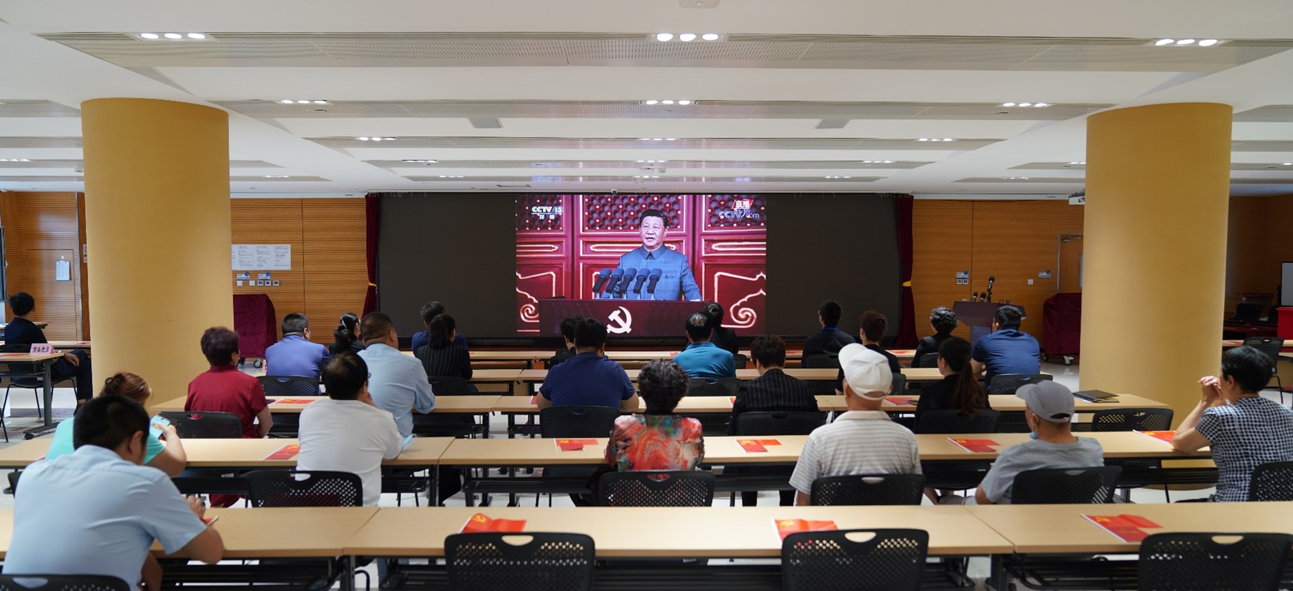 万泉寺村党员观看庆祝中国共产党成立100周年大会盛况